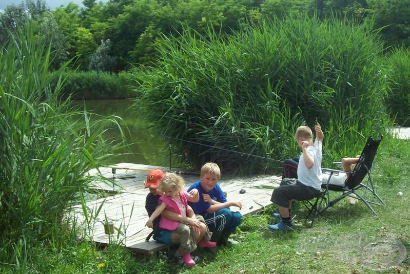 A tó alsó részén horgászó gyermekek igényelték a legtöbb figyelmet…