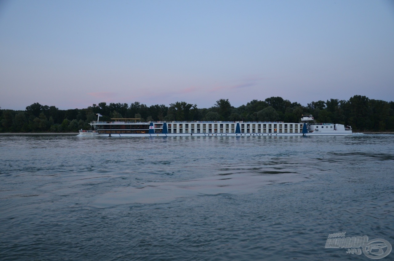 Háttérben egy turistahajó, előtérben az örvénylő Duna
