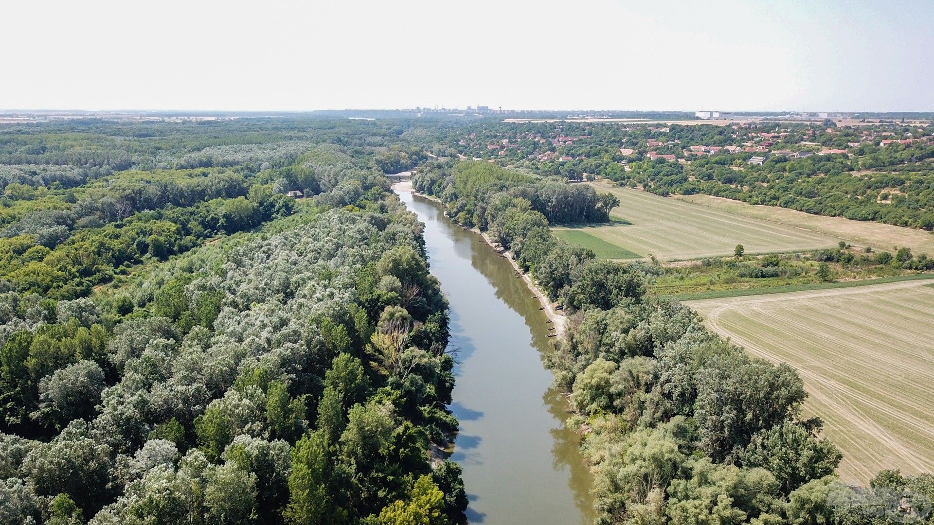 … majd közel 5 km hosszan folyik, mielőtt visszacsatlakozna a Dunába