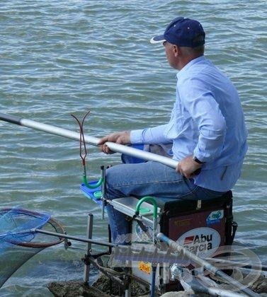 Készíthetünk saját magunk is ládát. Tamás saját készítésű ládán ül, melyhez a kiegészítőket is maga készítette