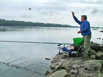 A tartóra rakott, vízfölé nyúló bot spicce jó támpont az etetésnél