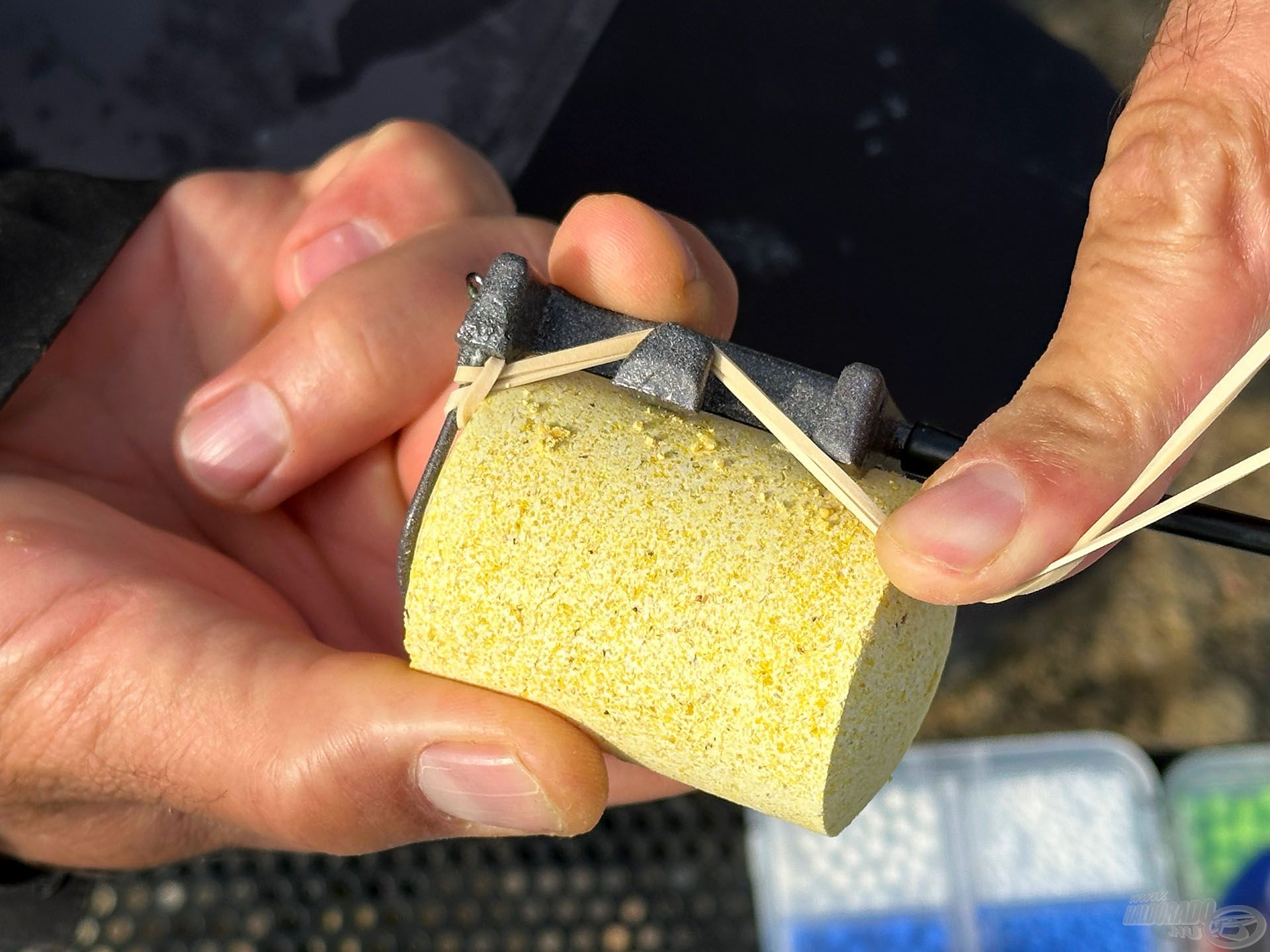Egy gumigyűrű segítségével lehet a tablettát felfogatni a kosárra