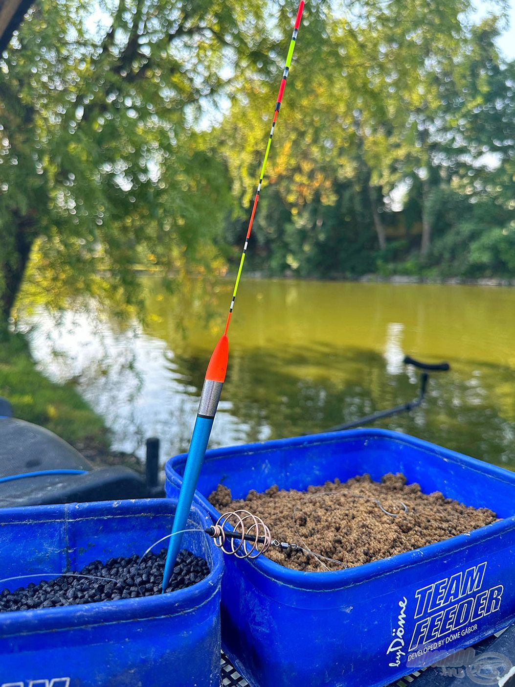 A Hard Silver Carp Set tartalmaz egy hosszú antennás úszót, valamint egy kis spirál kosarat