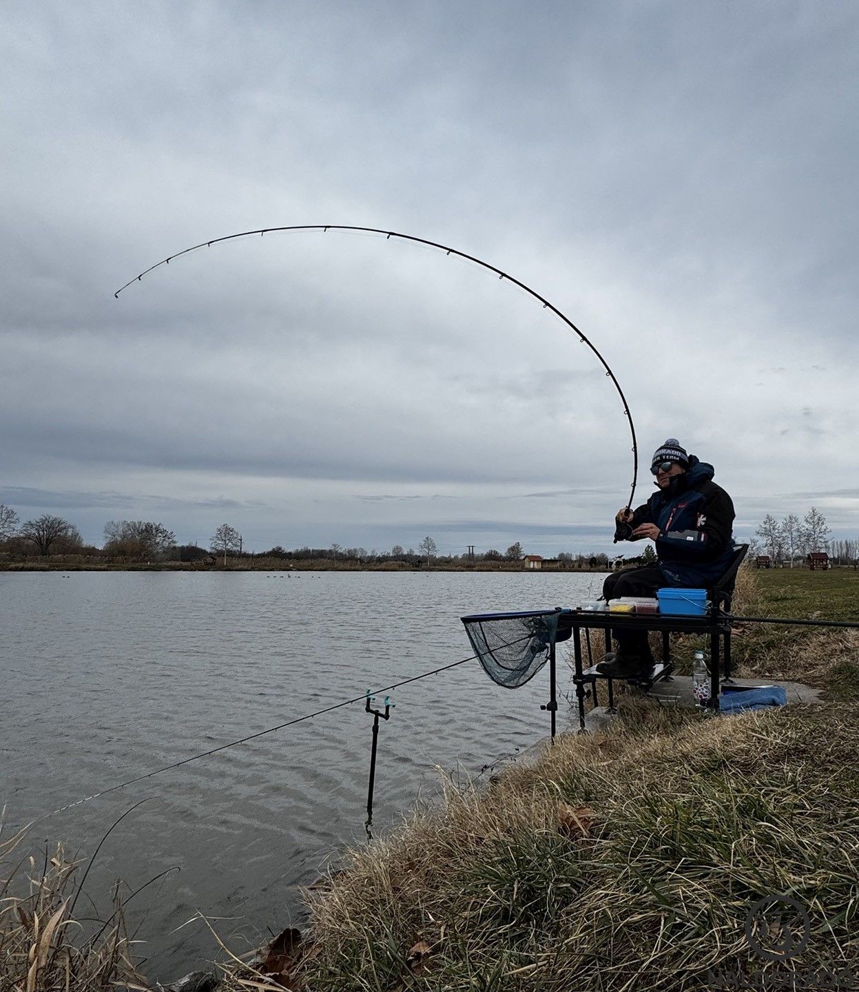 Rugalmasságának hála nyélből hajolva dolgozik, így minimalizálja a halvesztések számát