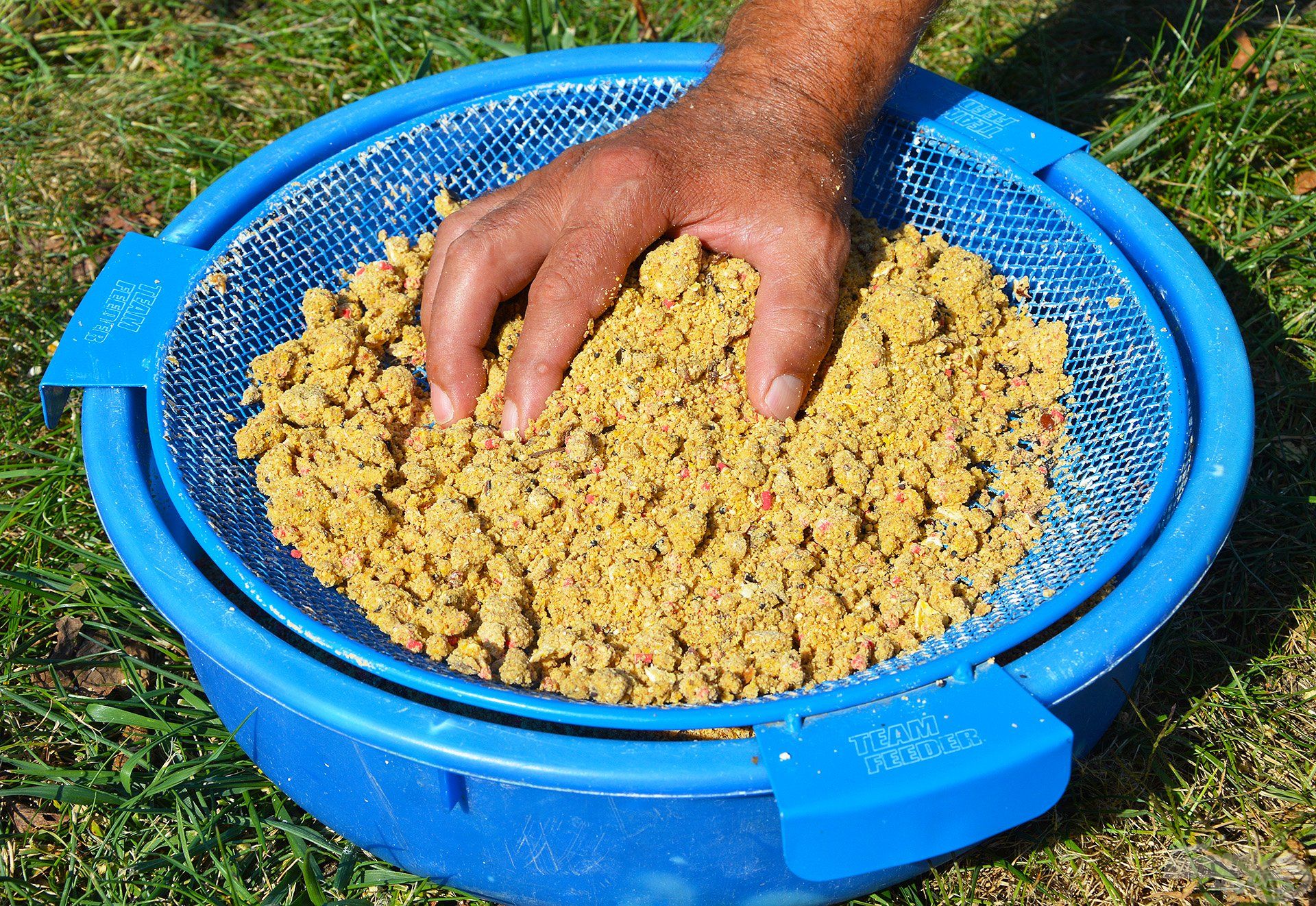 A recept minden elemét külön, sima vízzel keverd be az ideálisnál picit szárazabbra, majd törd át őket egy közepes rostán az optimális állag elérése érdekében!