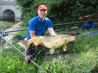 Ágh Attila TOP MIX Xtasy Carp rakós bottal fogta ki ezt a 99 cm hosszú, 15 kilós folyami nyurgapontyot!