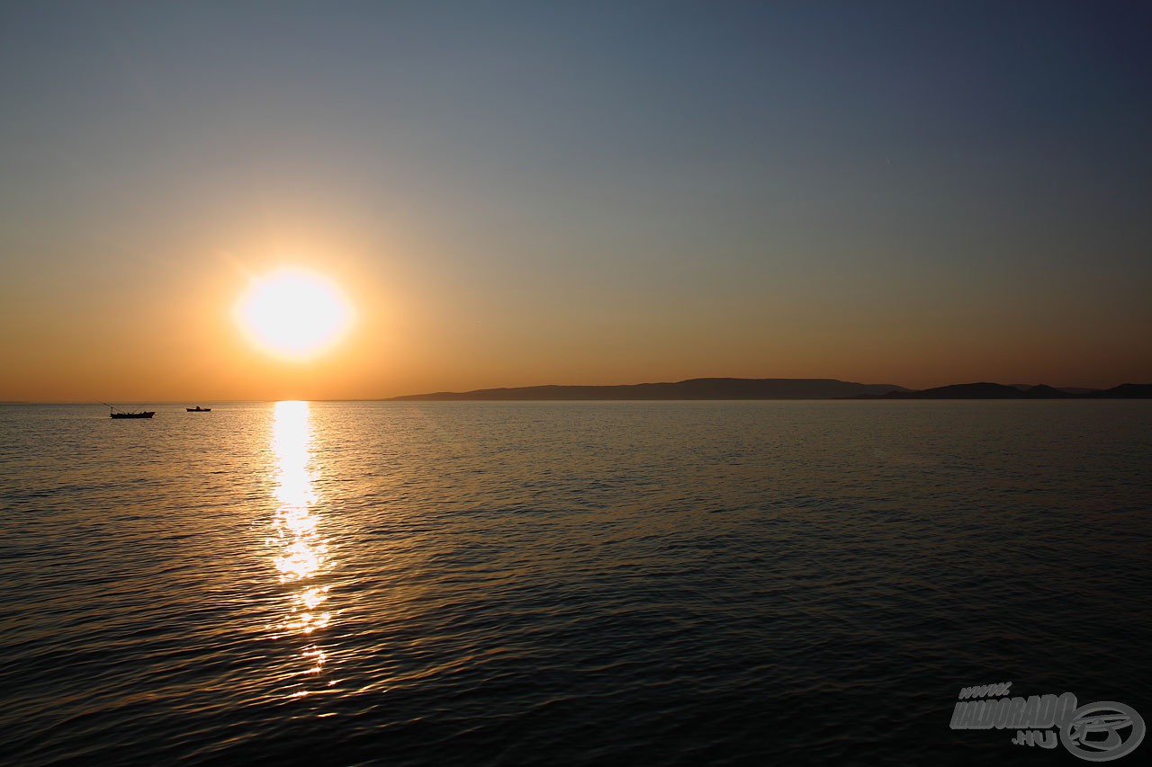 A Balatonra jellemző, szemet gyönyörködtető, aranyló naplemente búcsúztatott bennünket