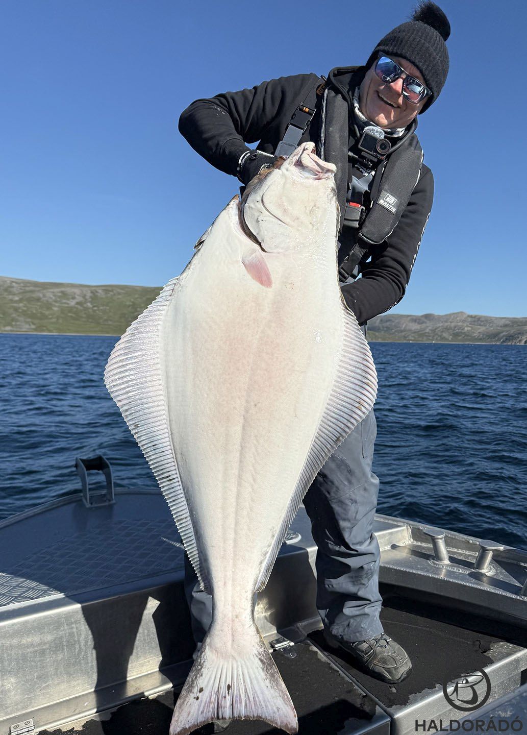 … míg ez az oldala hófehér. Ezzel tapad a fenékhez, ezt az áldozatok soha nem láthatják