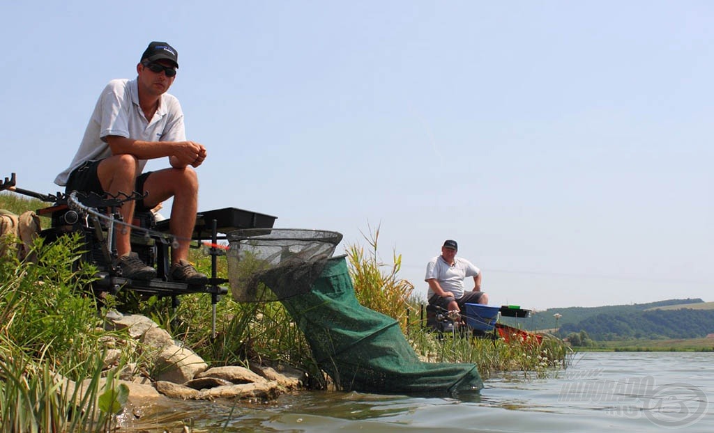 A forgatás napján a hőmérséklet elérte a 35 Celsius-fokot, ami nem könnyítette meg a halfogást