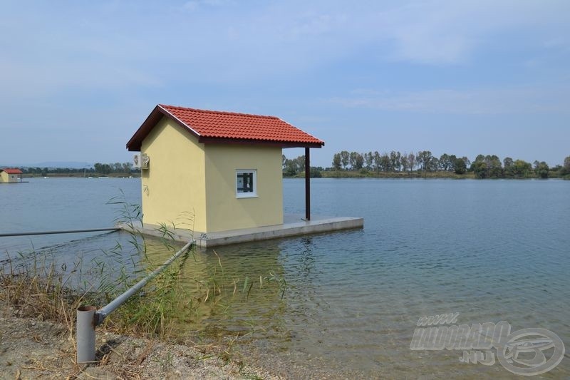 Vízen úszó házak várják az idelátogató horgászokat