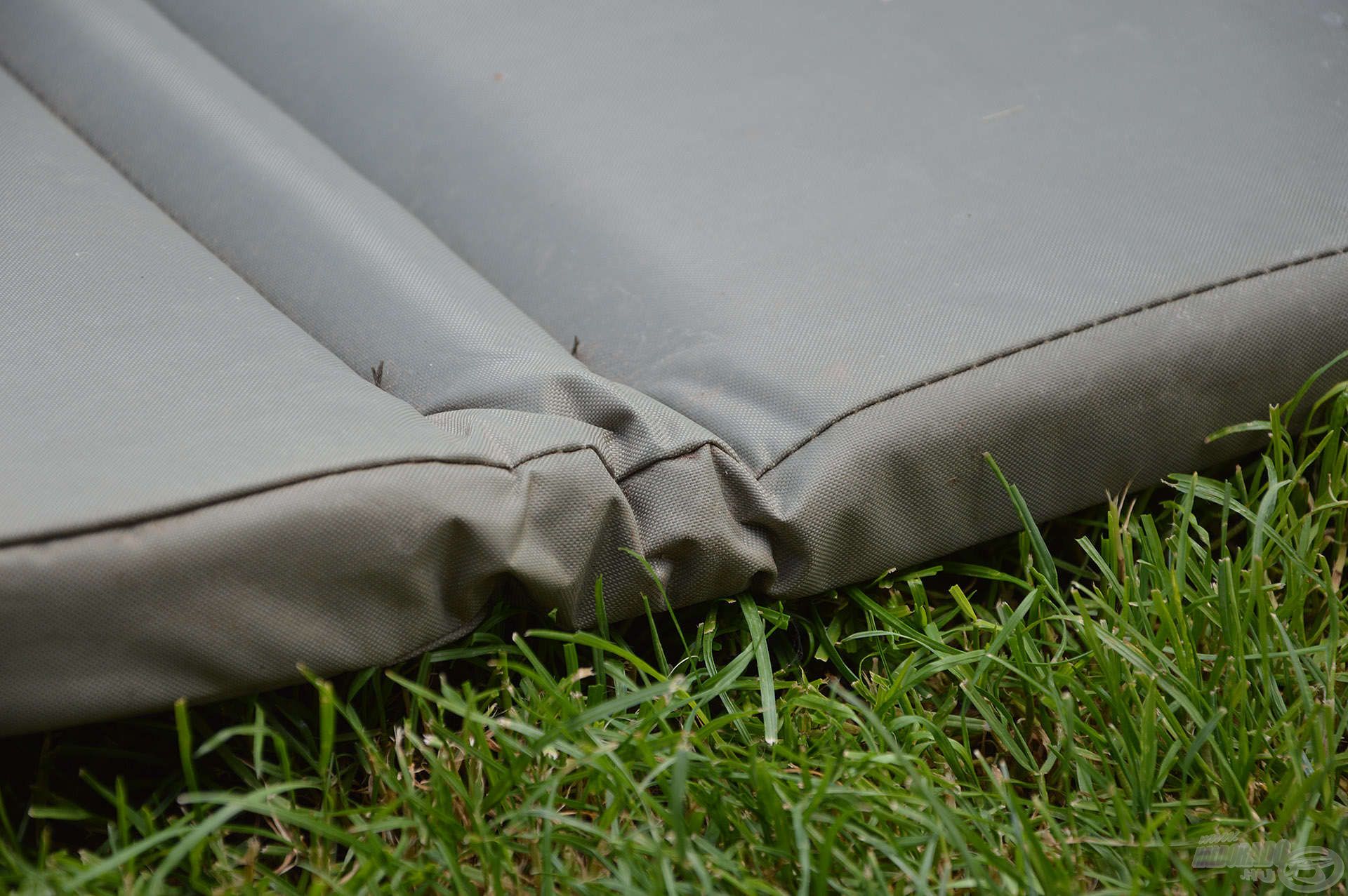 A matrac központi eleme a párnázott alsó rész, ami 5 cm vastag és strapabíró, vízálló bevonatot kapott