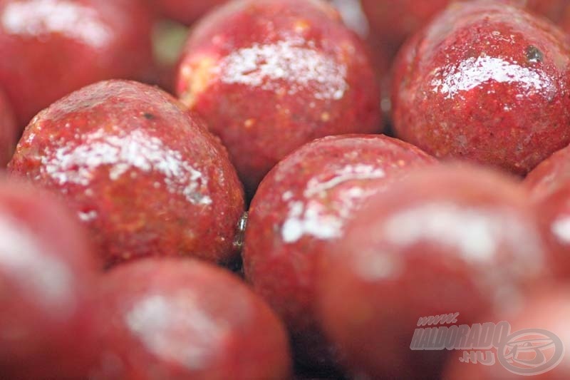 A több hónappal ezelőtt lefagyasztott, majd kiolvasztott bojlik szinte hihetetlen, de másnap reggelre ugyanolyan puha és friss állagúak, mint amilyeneket a főzés után egy órával dipeltünk be!