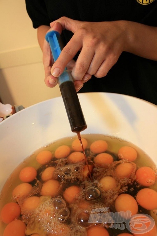 1 kg alapmixhez 50 ml kell, ezért a 3 kg alapmixhez 150 ml-t adagolunk a feltört tojásokhoz