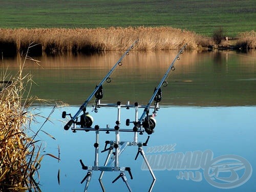 A rod-pod jégmentes területen, a parttól mintegy 10 méterre a vízben