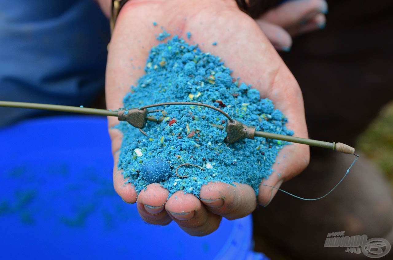 A Stick Mix segítségével bármilyen etetőanyag beltartalma remekül gazdagítható, ezért mi is az íz-azonos Kék Fúziót kevertük etetőanyaginkba