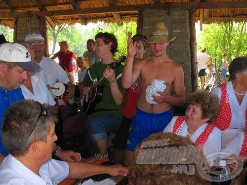 ...a folklórosok meg a nótázásba!