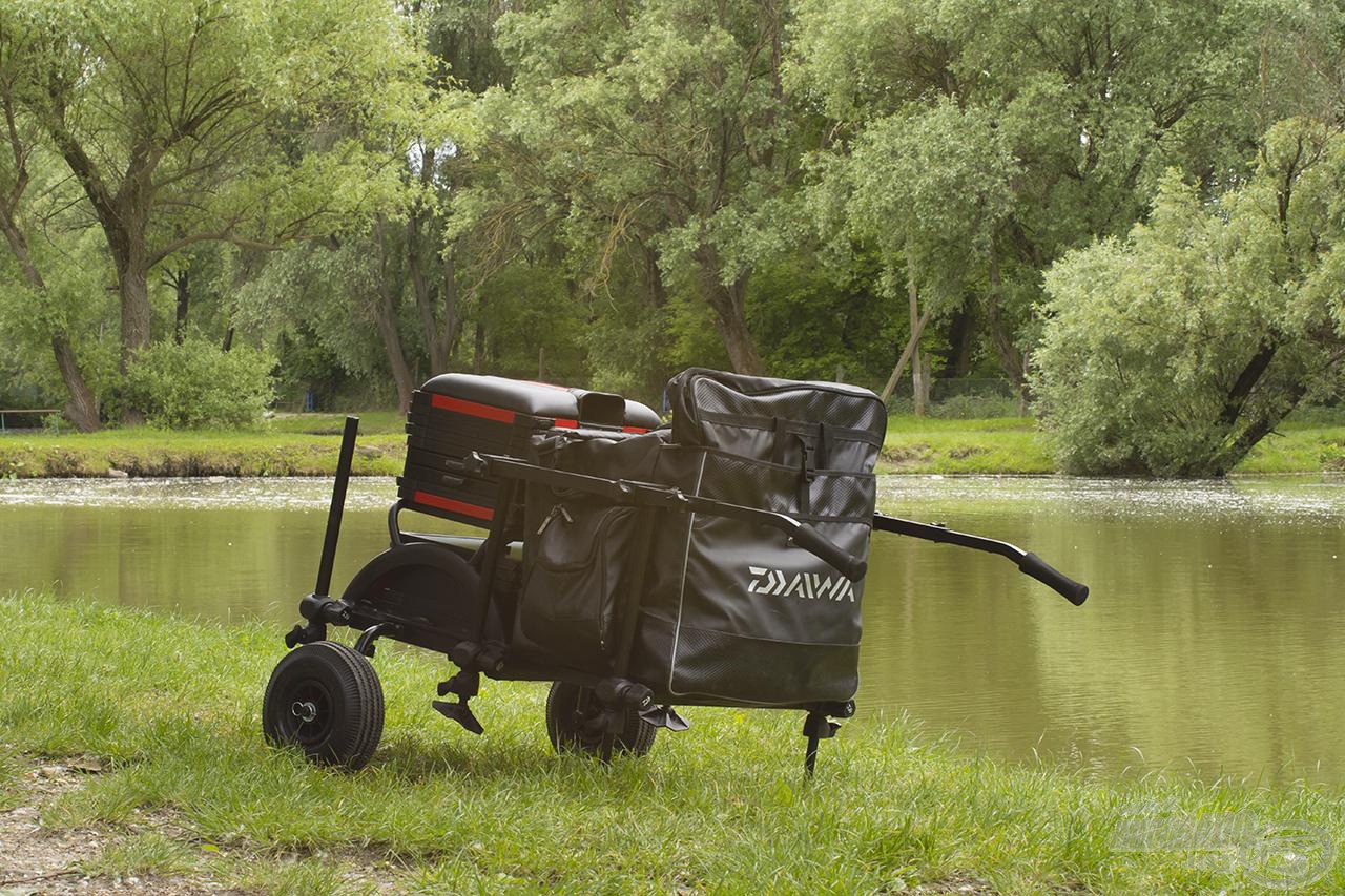 Érdekesség, hogy a Daiwa Complete Carryall táskát úgy tervezték, hogy az a lábrácson könnyedén szállítható, oda tökéletesen illeszkedik. A helykihasználás tökéletes!