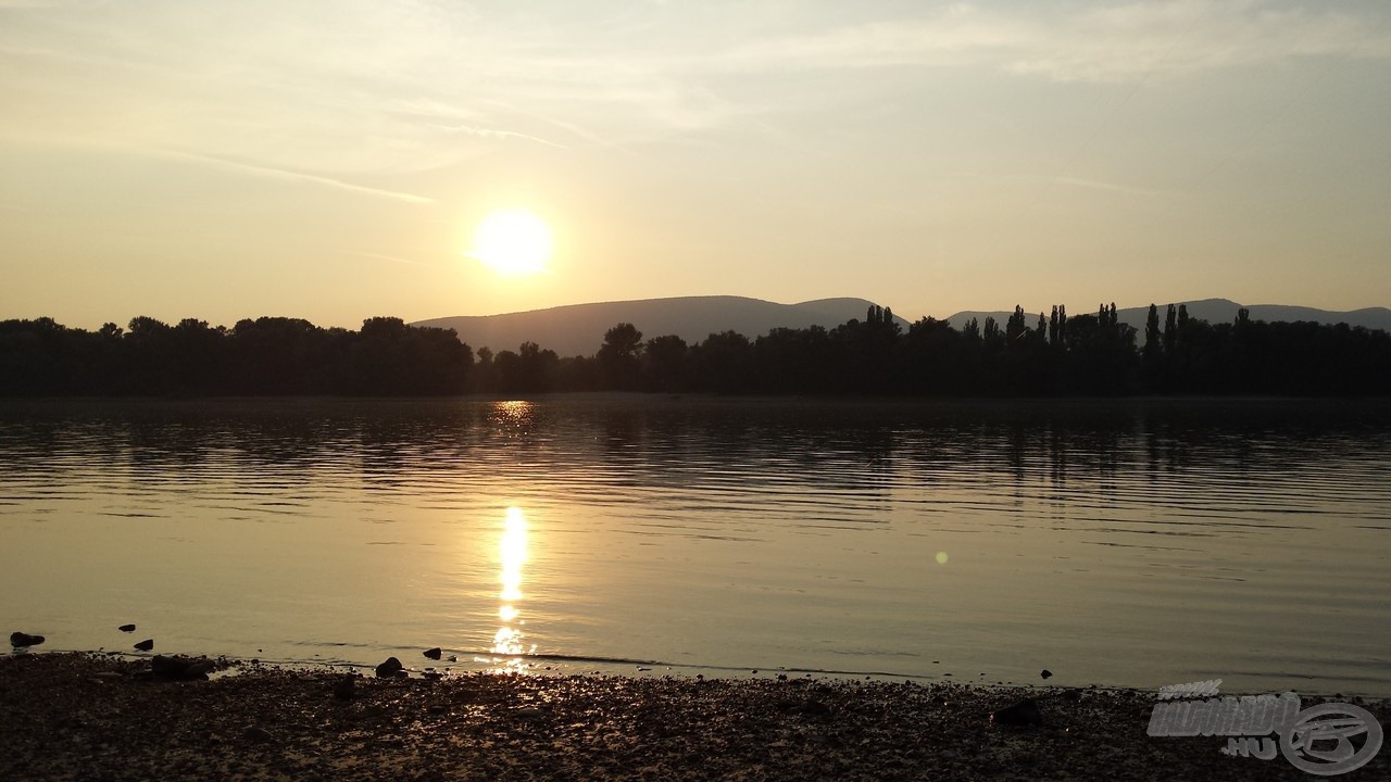 Nem utolsó látvány a naplemente a Duna partján