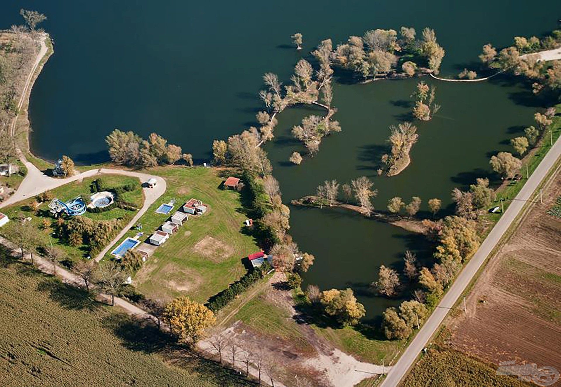 A Carp Tona egy igazi angolos tó, mely gazdag halállománnyal, szebbnél szebb halakkal rendelkezik