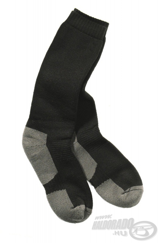 Ez a hosszú szárú, vastag, strapabíró anyagból készült zokni remekül tartja a test hőt, ezáltal hidegebb időben is kellemes érzést nyújt a viselése