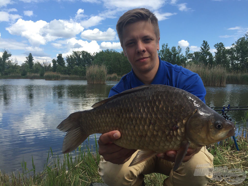 Gyönyörű, magas hátú kárászt sikerült horogra csalnom. E szépség súlya például meghaladta az 1 kg-ot…