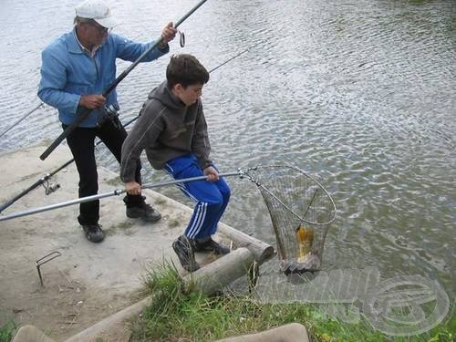 A vízparton a generációk segítik egymást, így terjed a horgászat szeretete. A képen a nagypapa és az unoka példaértékű együttműködése (egy délután a Crni viren)