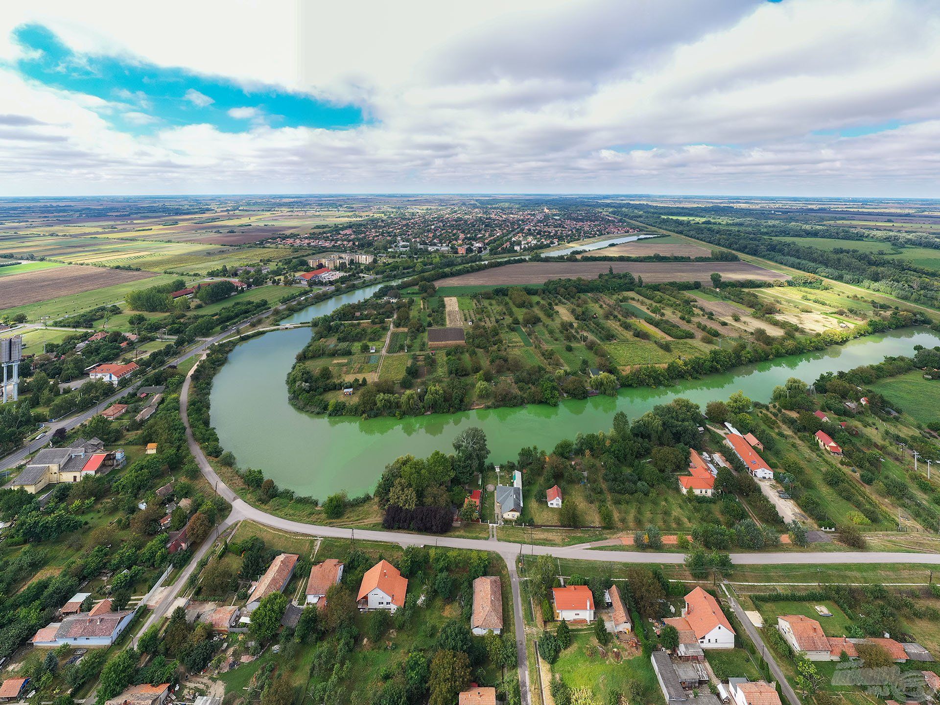 A Fűzfászugi-holtág jellegzetes, patkó alakú Kőrös holtág