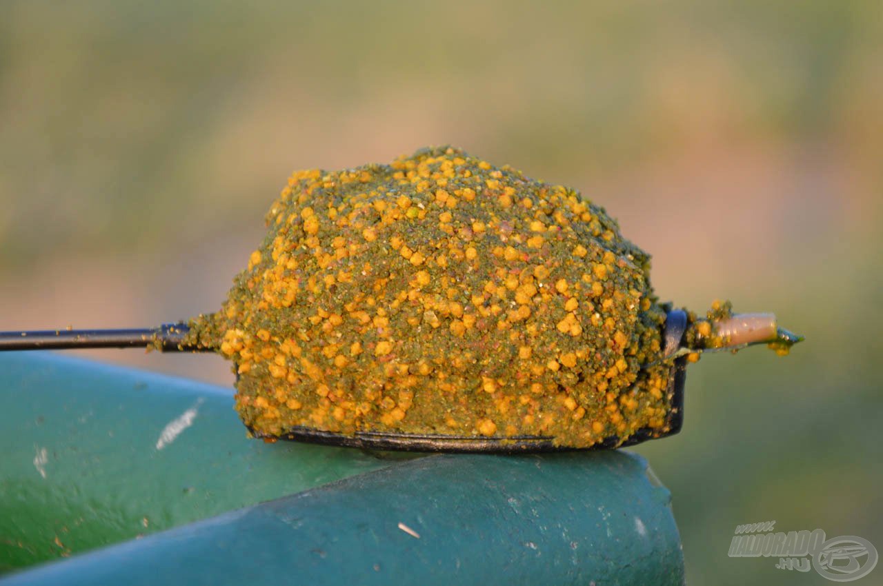 Fele-fele arányban keverve a Micro Method Feed Pellet és az etetőanyag jól gyúrható, tartós elegyet képeznek