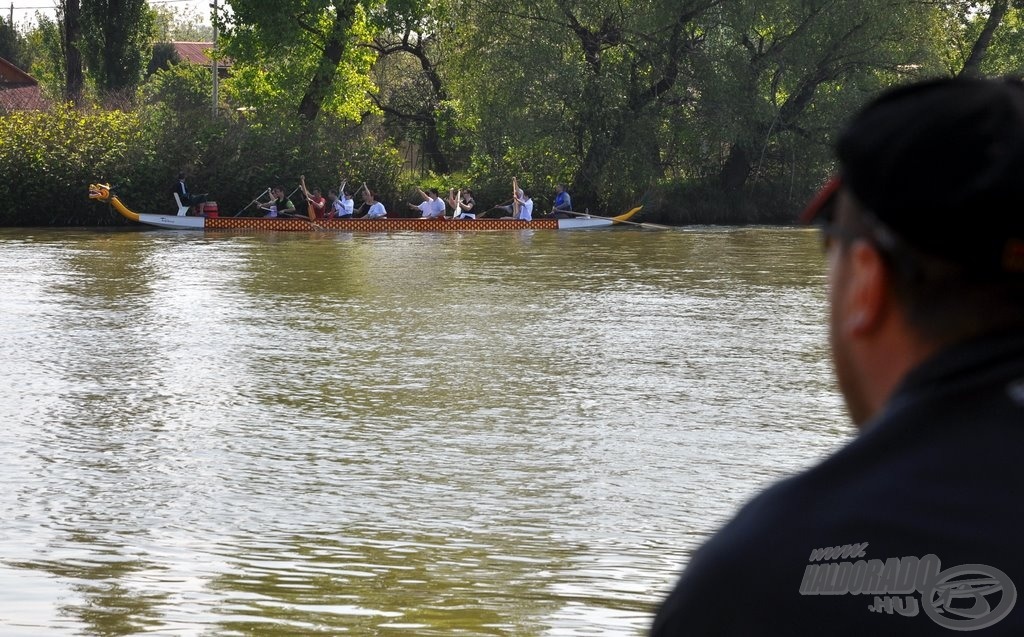 A sárkányhajó tisztes távolban