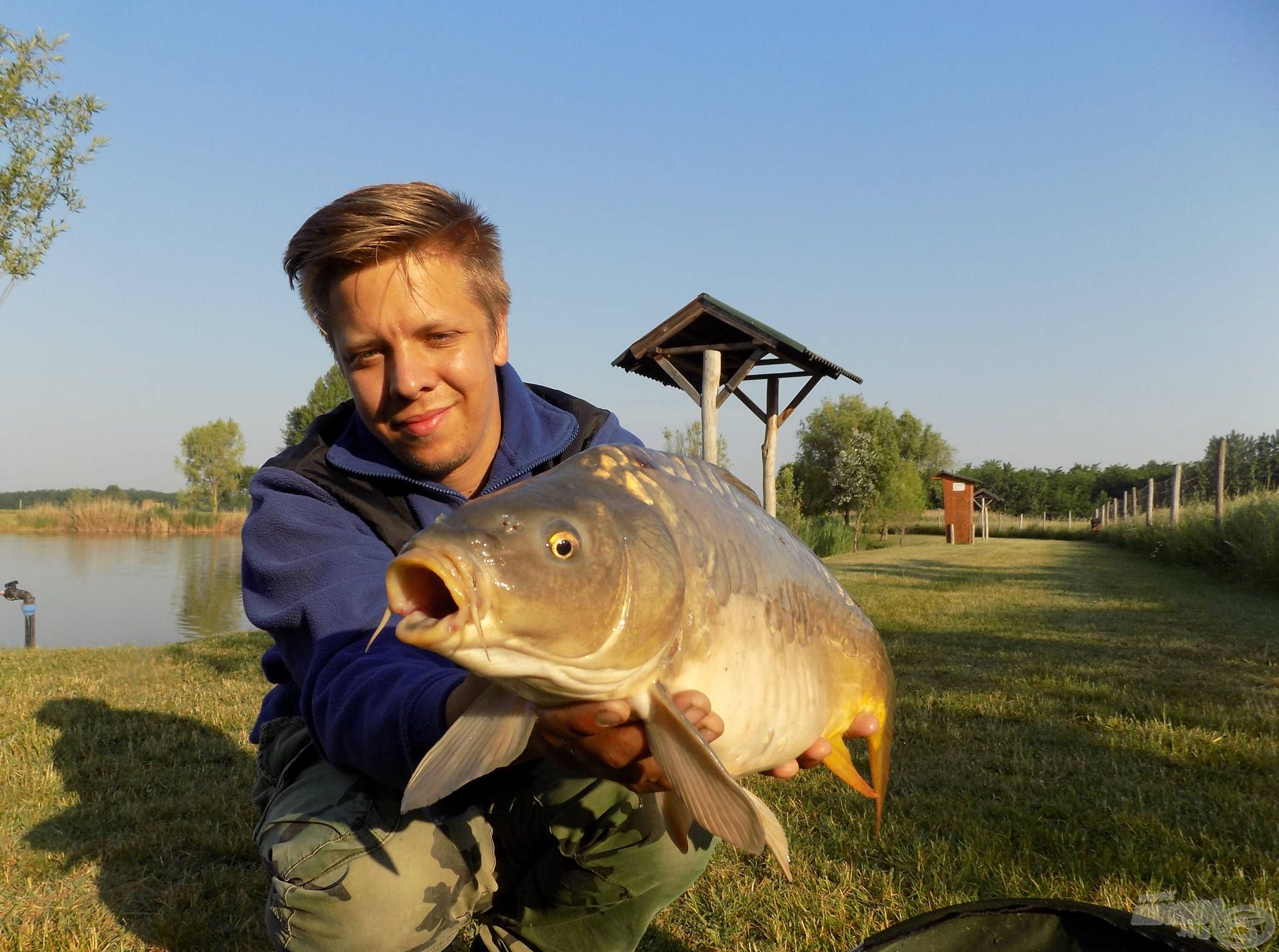 Az első vízközt elcsípett pontyom. Nagyon vehemens kapásokra számíthatunk, érdemes a bot mellett maradni