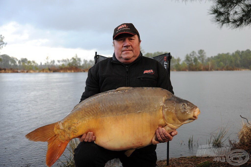 Tonda Zednicek 2009 tavaszán 27,8 kg-os pontyot fogott - a csali az 5. napon adta ezt a halat, és eddig a pillanatig ki sem cserélte a bojlit!