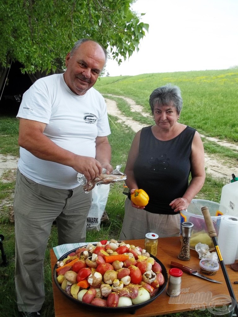 Manó és Gyulanagy pekánozik. A látszat csal, alul csülkök és tarják bújnak!