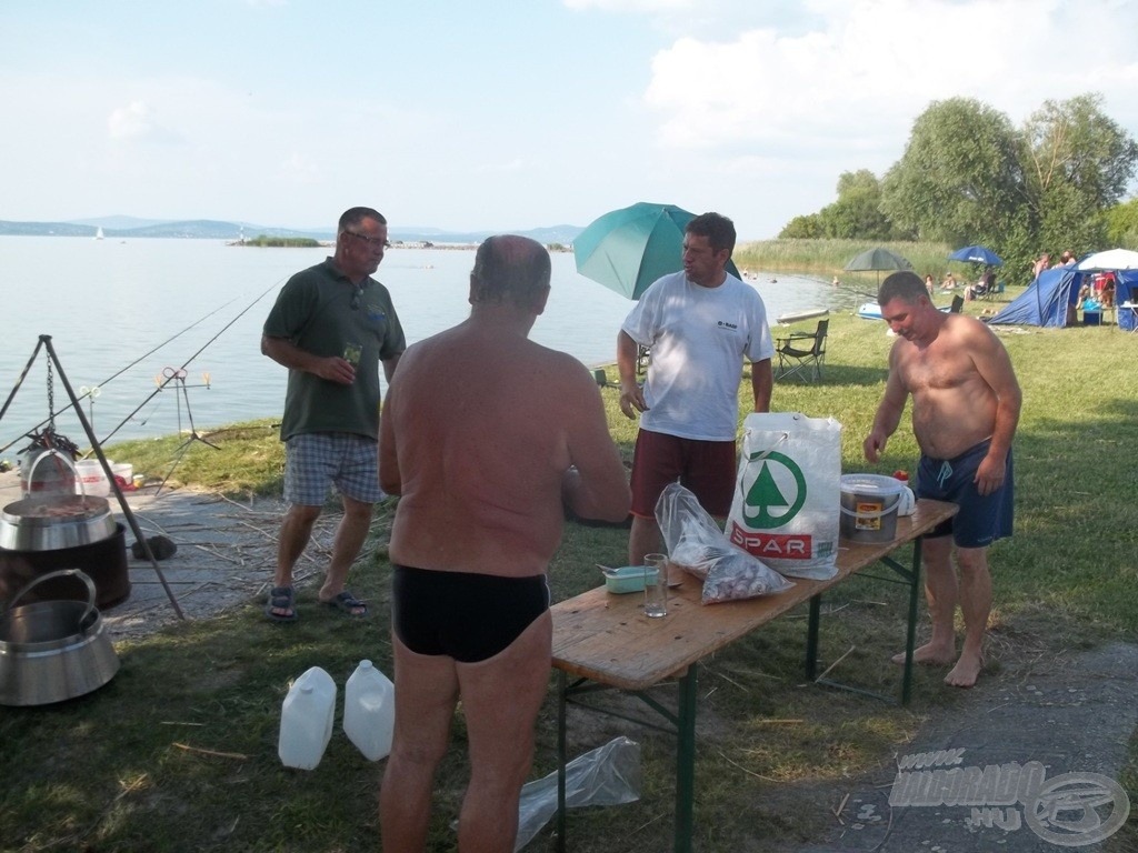 Készül a híres Willy-féle halászlé, és a bugaszegi vidám fiúk is már sütögetnek