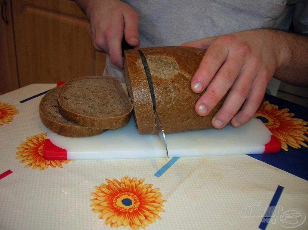 Miközben fő, rozskenyér szeleteket vágunk