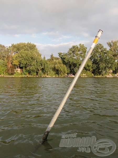 Egy másik hely a meder kétféle aljzatának találkozásánál. Ide dobással is könnyen horgászhatunk