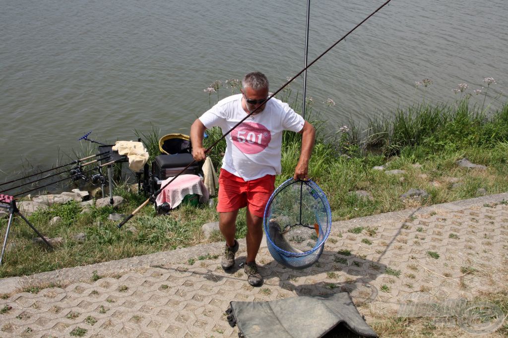 Kiss Péter egy közel 10 kg-os pontyot szákolt sikerrel