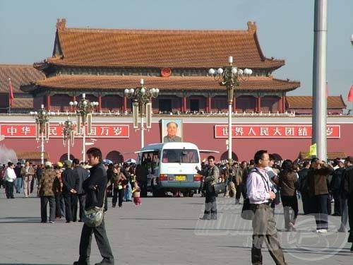 … ahol a Tiltott Város (a császári palota) bejáratán még mindig Mao képe díszeleg, melyet minden évben újra cserélnek…