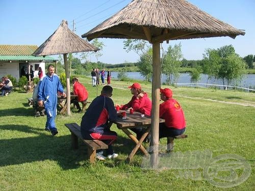 … de előtte szívesen tárgyalják a horgásztechnikát a szaletlik hűsében a csapatok