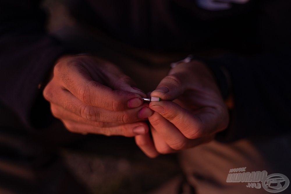 A dolgunk mindössze annyi, hogy a LED-et ráhúzzuk az elemre. A megfelelő pozíciót akkor érjük el, ha a LED világítani kezd