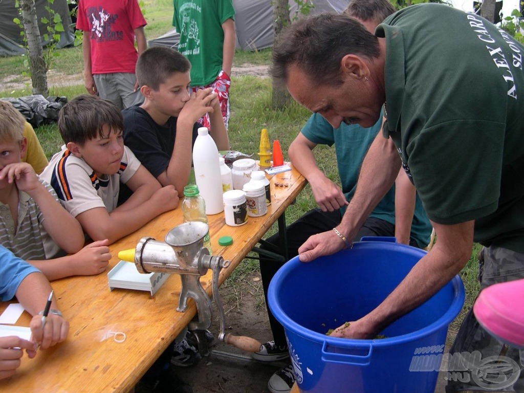 A 2009-es táborban a bojlikészítés alapjairól Kosár Sándor, az ALEX Carp Team tagja tartott előadást…