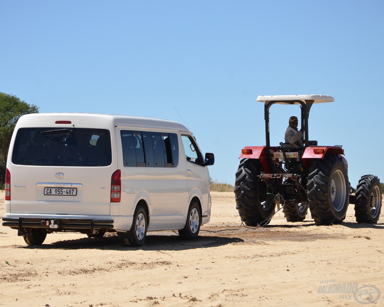 A szervezők felismerték, hogy itt komoly gond a közlekedés, ezért hadrendbe állt egy traktor is