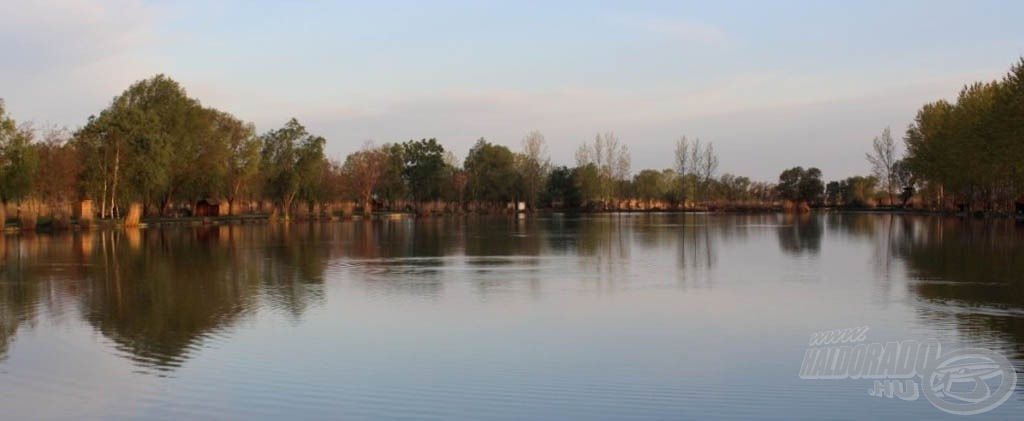 A tó látképe