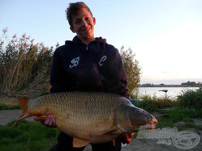 A 21-es helyen horgászó Wolf Carp Team gyönyörű fogása, 14,78 kg