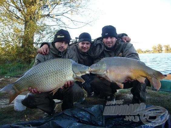 Az 1-es helyen horgászó Pelikán Carp Team 1. dupla fogása, 12,7 és 10,86 kg