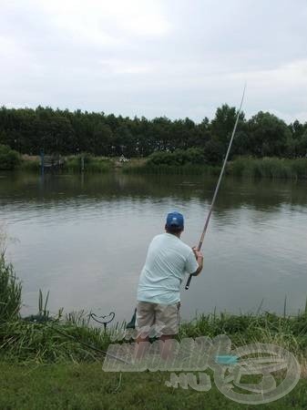 A rendhagyó alakú úszóval való horgászat Zsolli barátomat is megfertőzte, de ez egy másik történet…