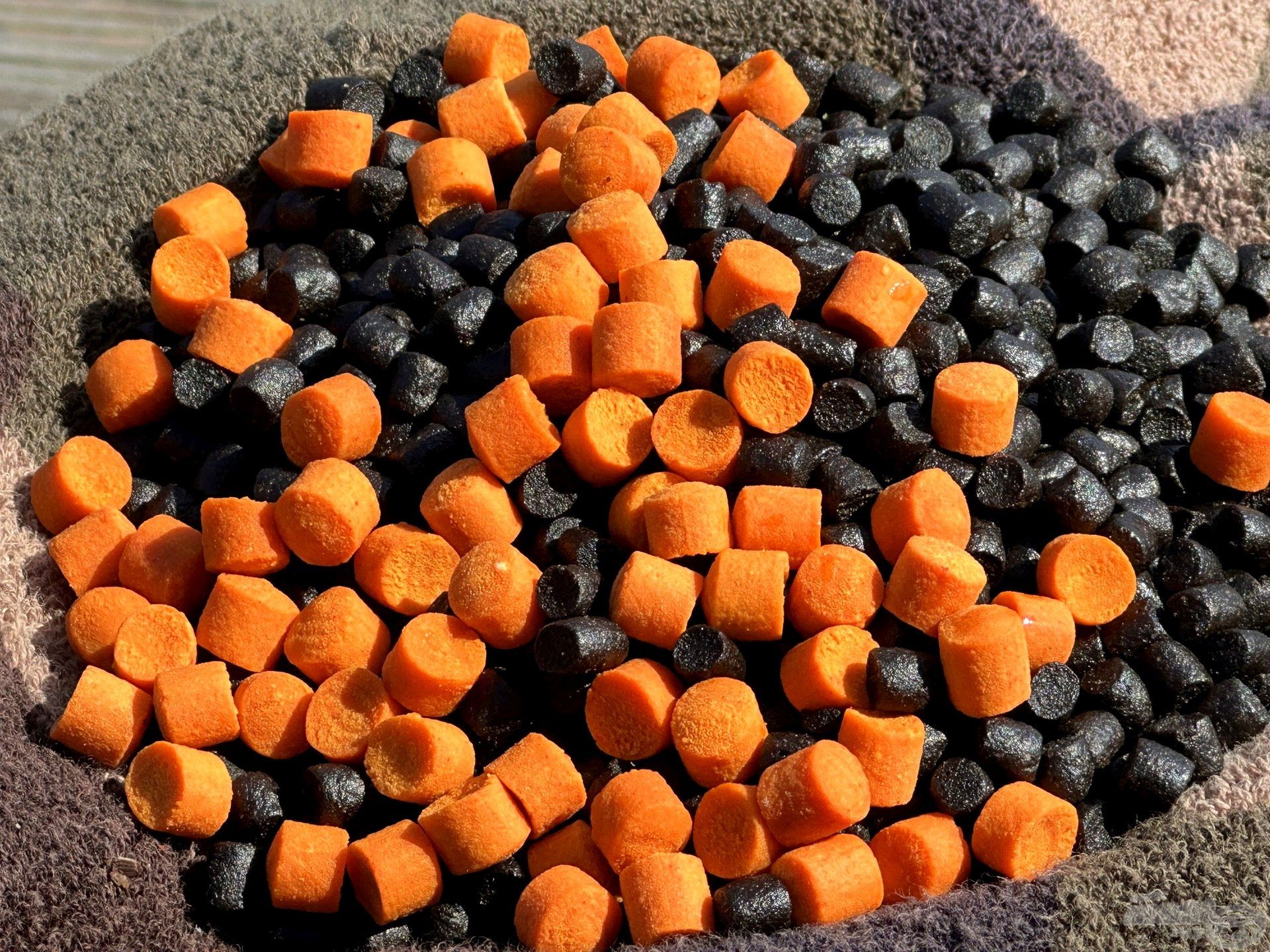 Vegyesen kevertem azonos méretű halas pellettel
