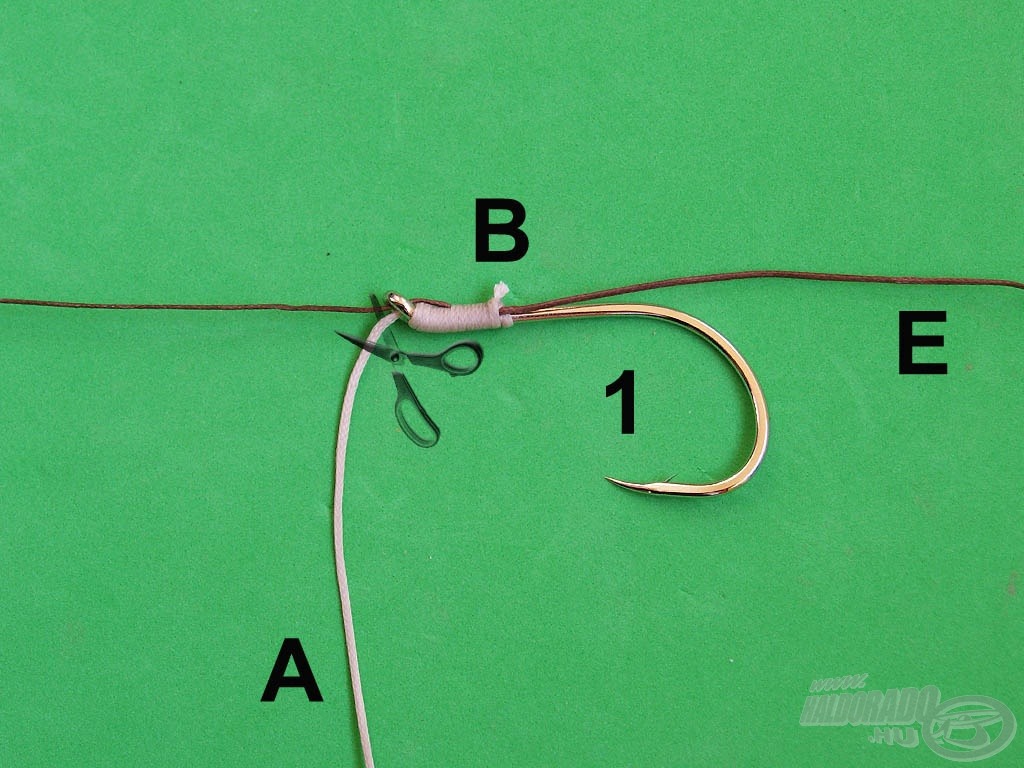Ugyanígy vágjuk vissza az „A” szálvéget is. Ezzel az 1-es számú horoggal folytatott kötés végére értünk