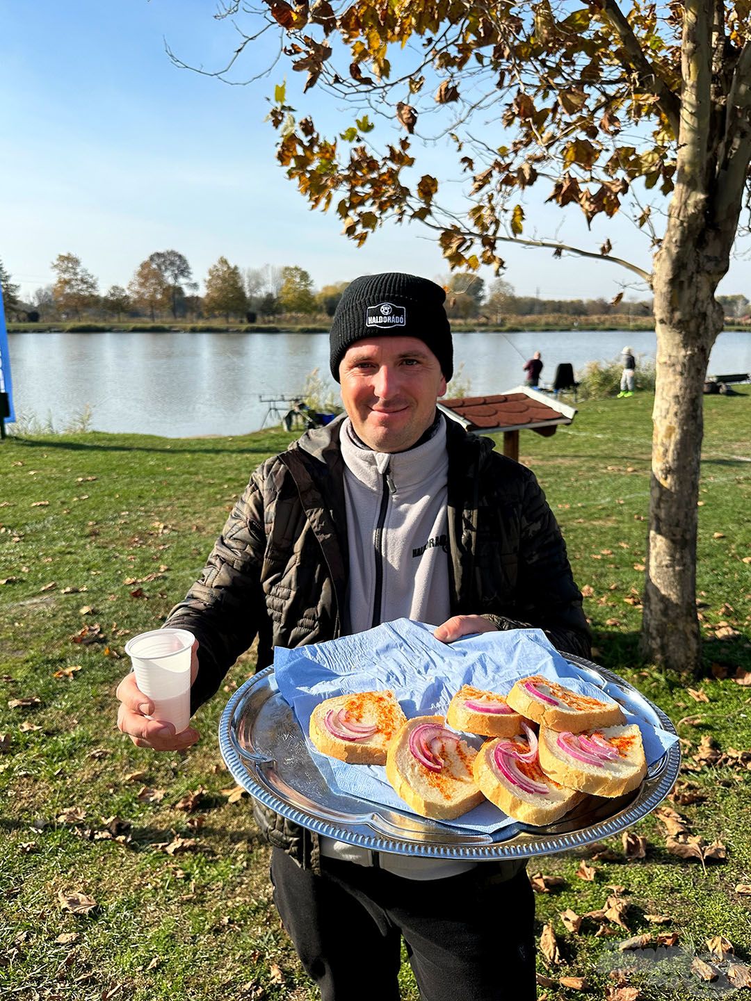 Sőt, még falatozás is egy tóparton a legjobb!