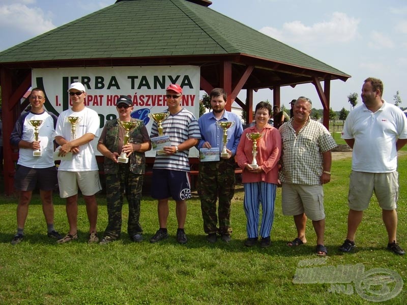 A verseny első három helyezettje: Középen az I. helyezett, balról a II. helyezett, jobbról édesanyám és jómagam mint III. helyezet csapat