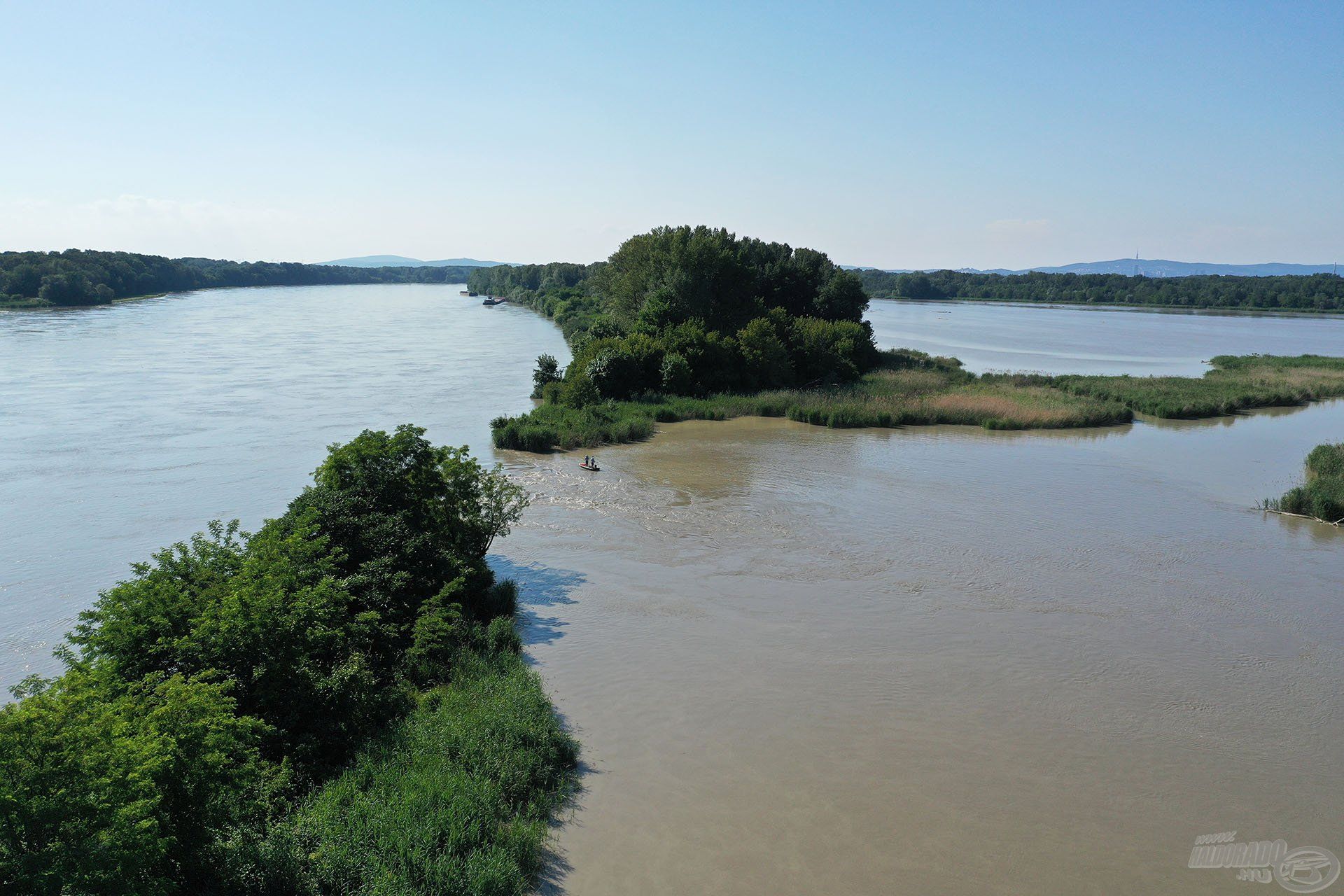 A Duna áradása fokozódott. Bal oldalon van a főmeder, jobb oldalon az elöntött mellékág